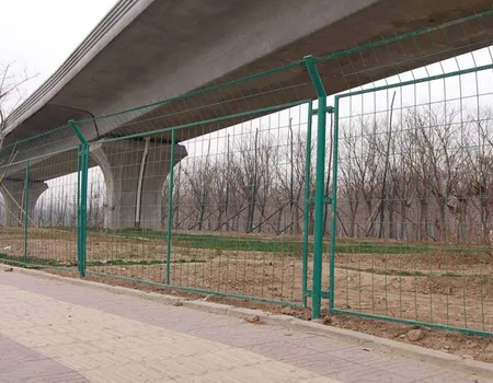 公路护栏网应用